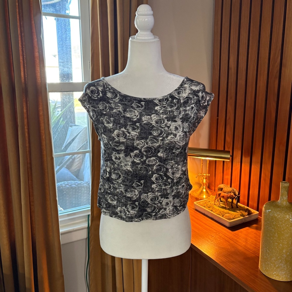 Squasht Womens Gray Rose Floral Print Crop Top Short Sleeve Scoop Neck Size S